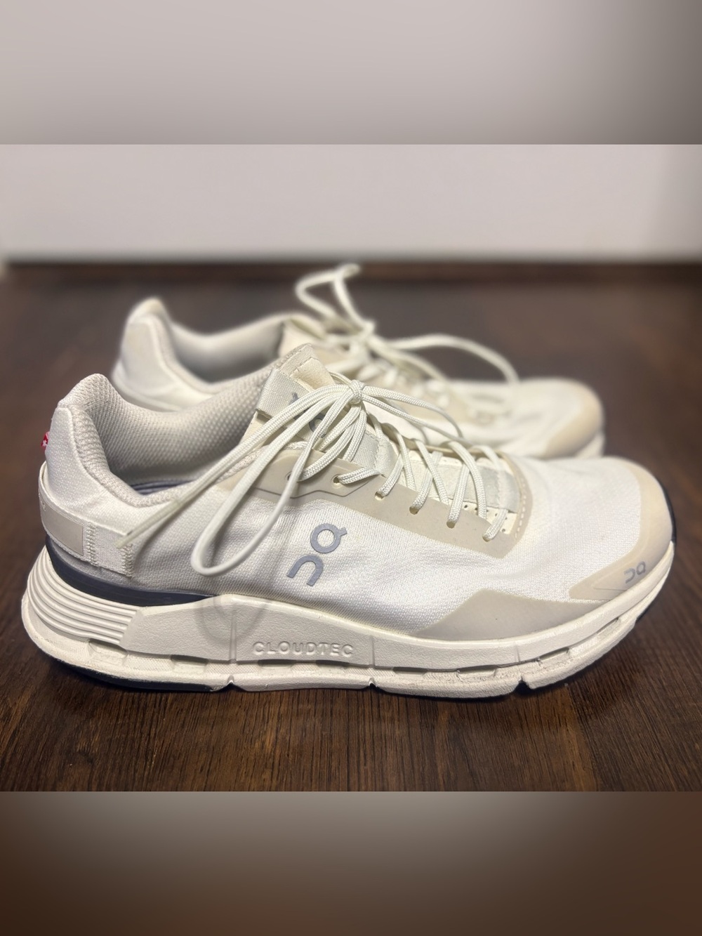 On cloud womens white sneakers size 8